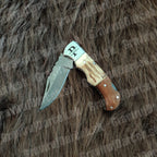 Damaškový zatvárací nôž model Rosewood & Horn na bielom pozadí