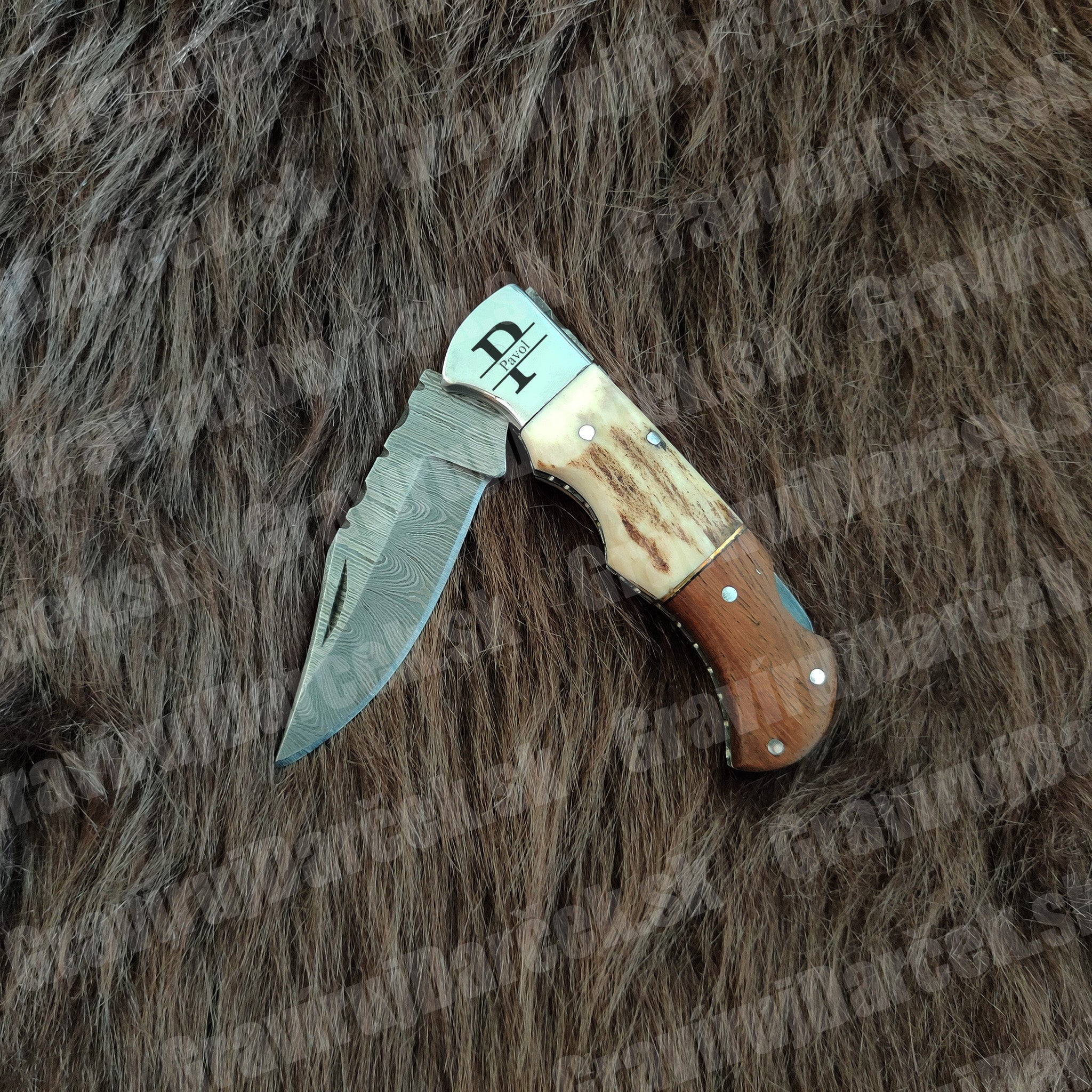 Damaškový zatvárací nôž model Rosewood & Horn na bielom pozadí