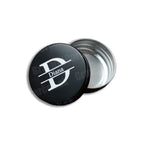 Otvorená okrúhla plechová dóza 30 ml na bielom pozadí