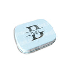 Biela plechová krabička na bielom pozadí, gravírovaná