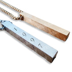 Privesok Slim Bar v dvoch farbach, striebornej a zlatej, gravirovane, na bielom pozadi