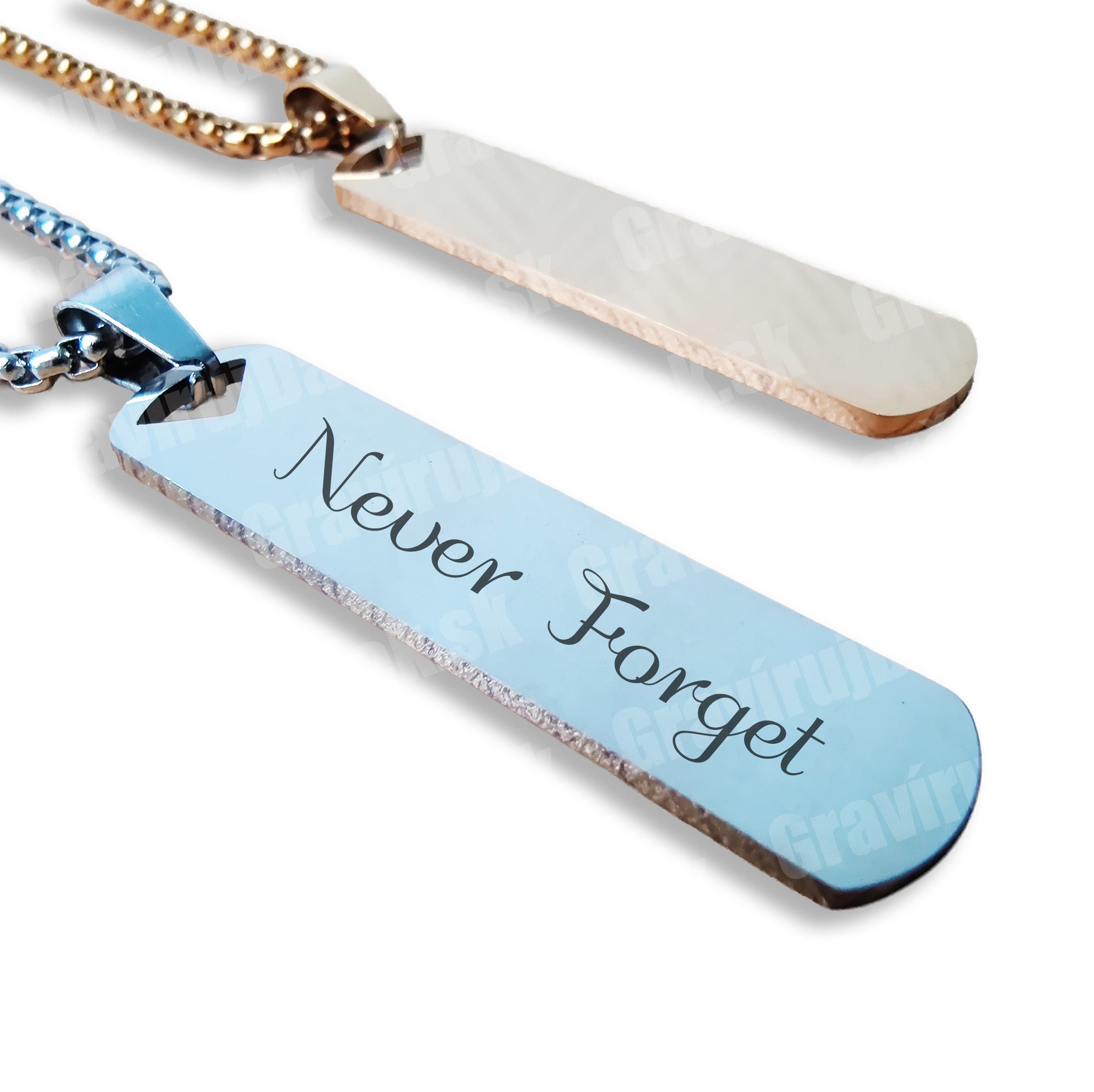 Prívesok Slim Board v dvoch farbách, striebornej a zlatej, gravírované, na bielom pozadí