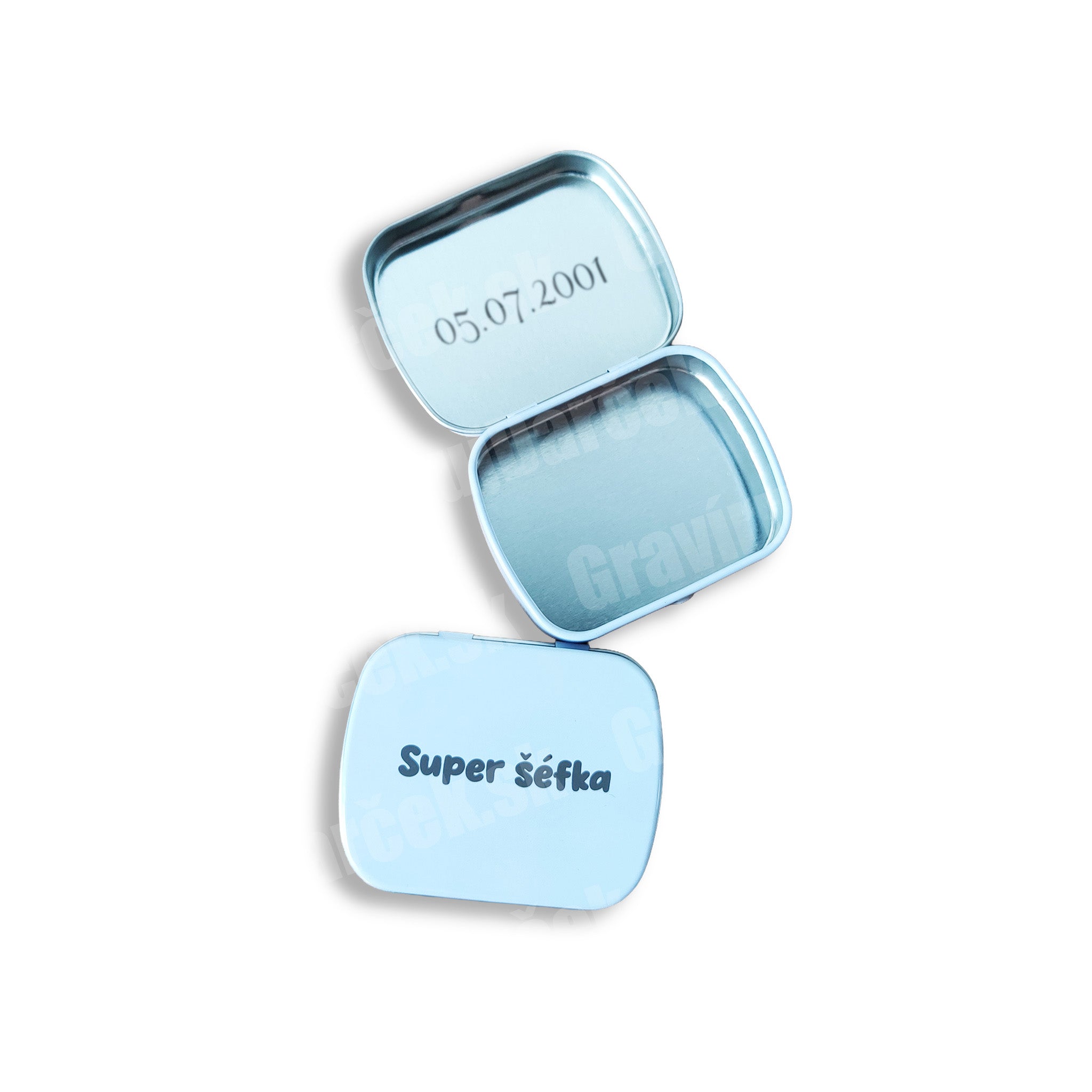 Biela plechová krabička na bielom pozadí, gravírovaná